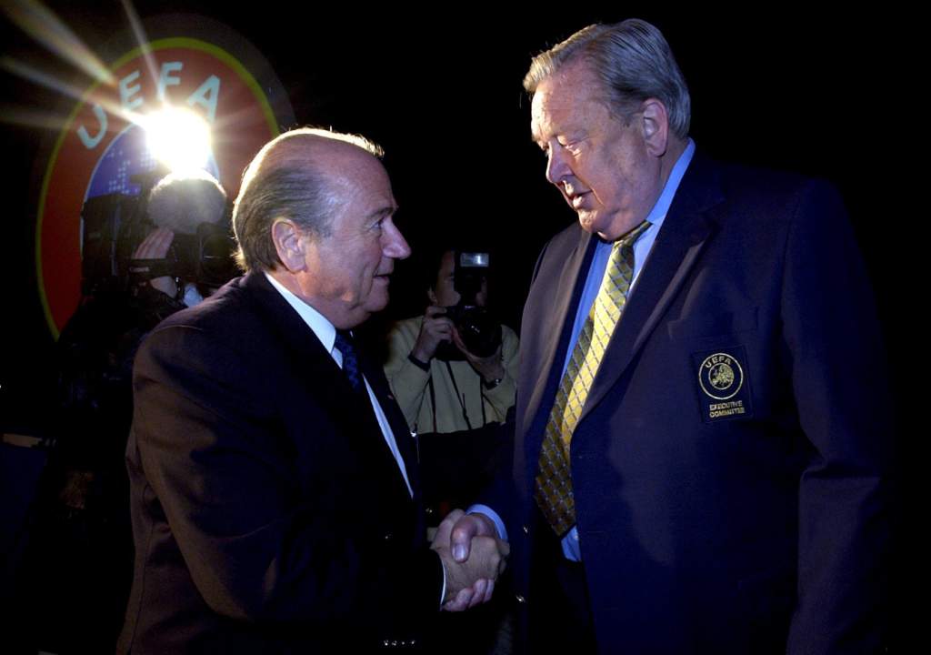 foto : janerik henriksson/tt : ©scanpix sweden, stockholm, sverige, 20020425

foto: janerik henriksson/scanpix code 50010

the uefa congress. fifa chairman sepp blatter (l) and uefa chairman lennart johansson (r) shake hands at the opening of the uefa congress at stockholm international fairs, sweden 25 april. the relation between blatter and johansson is a bit tensed since they both ran for the fifa chairmanship in 1998.